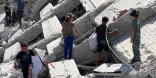 Bambini sulle macerie della torre di Gaza City rasa al suolo
