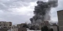 Israele bombarda Sanaa: "Obiettivi  militari appartenenti agli Houthi"