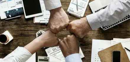 Riunioni infinite e videocall evitabili, cos&igrave; siamo diventati schiavi del virtual burnout