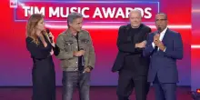 Tim Music Awards. All'Arena di Verona Max Pezzali canta Leggero di Ligabue: "Un'emozione forte"