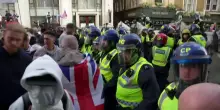 Londra, gli scontri alla manifestazione anti-immigrati