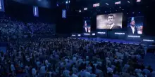 VOX rende omaggio a Charlie Kirk durante un evento a Madrid