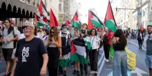I manifestanti pro Palestina sfondano le transenne e invadono il percorso della Vuelta