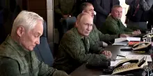 Putin, in divisa militare, osserva le manovre militari congiunte con la Bielorussia