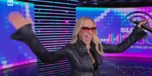 Anastasia sul palco e tutti in piedi a cantare per la notte delle hit di Rai1