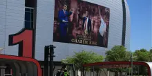 Le gigantografie di Charlie Kirk installate sulle facciate dello stadio di Glendale