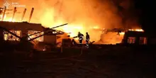 Vigili del fuoco a lavoro a Sumy, dopo l'attacco dei droni russi