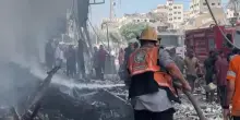 L'incendio di un edificio residenziale civile dopo bombardamento israeliano