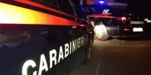 Auto sfugge all'alt dei carabinieri si schianta fuori strada, morto il passeggero