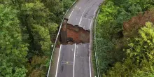 Voragine spezza in due la Sp38 nel Comasco: le immagini dal drone