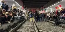 In duemila sfilano a difesa della Flotilla e poi occupano Porta Susa a Torino