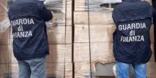 Scoperta in un bunker la più grande fabbrica clandestina di sigarette in Italia