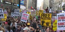 New York, in migliaia a Times Square a sostegno dei palestinesi di Gaza