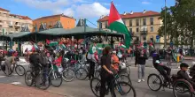 Torino, partito corteo pro-Gaza, manifestanti in bici verso aeroporto