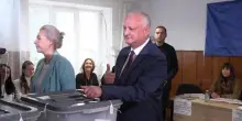 Igor Dodon, leader del Blocco Elettorale Patriottico filo-russo, vota alle elezioni in Moldavia