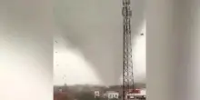 Vietnam, il tifone Bualoi scatena un tornado: il vortice avanza tra le case