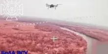 Drone sembra un ragno: raffica di colpi sugli Uav ucraini colpiti in volo dalla Russia, video