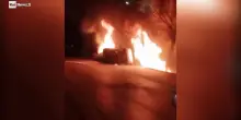 Proteste in Iran, auto rovesciate e fiamme davanti alla stazione di polizia ad Azna