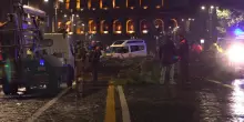 Roma colpita dal maltempo, paura a pochi passi dal Colosseo: cade grosso albero ai Fori Imperiali