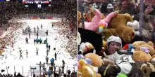 Pioggia di orsacchiotti durante la partita di hockey: 80mila peluche inondano la pista