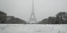 Parigi sotto la neve: la citt&agrave; imbiancata diventa una cartolina invernale