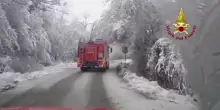Montagne di neve, camion Vvf passa attraverso un muro bianco a Fabriano