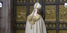 L'istante della chiusura della porta santa, si chiude il Giubileo: il video da San Pietro