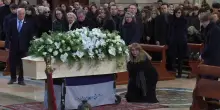 I funerali di Giovanni Tamburi, la madre inginocchiata davanti al feretro