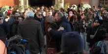 Milano, i funerali di Chiara Costanzo: l'arrivo dei genitori in chiesa. Il padre: "Sete di verit&agrave;"