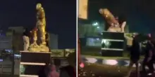 Rivolta in Iran, manifestanti abbattono la statua di Soleimani