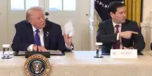 Trump riceve un biglietto privato da Marco Rubio e lo legge, momento di imbarazzo e risate