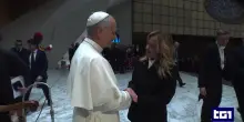 Meloni in Vaticano per l'udienza ai volontari del Giubileo, cordiale stretta di mano col Papa