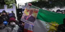 Milano, a fuoco le foto di Khamenei: gli iraniani manifestano di fronte al consolato