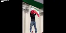 Proteste per l'Iran a Londra: un manifestante si arrampica e sostituisce la bandiera all'ambasciata