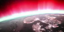 L'aurora boreale avvolge la Terra: l'incredibile vista dallo spazio
