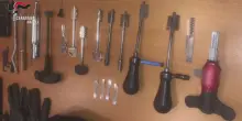 L'arnese per lo scasso occultato nel doppio fondo: 100 furti in abitazione, 38 persone arrestate