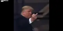 Un operaio gli grida "protettore di pedofili", il presidente Trump risponde con il dito medio