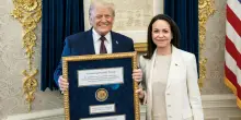 Maria Corina Machado dona a Trump la medaglia del Nobel per la Pace