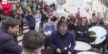 Tutti cantano Sanremo, flashmob in Piazza di Spagna a Roma