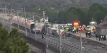 Scontro tra treni in Spagna, i soccoritori tra i vagoni sventrati e i binari distrutti