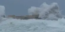 Tempesta sulla Sicilia, onde sui frangiflutti del porto di Marzamemi