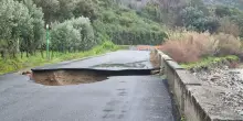 La voragine a Bivongi: cede l'asfalto sulla provinciale in Calabria
