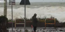 Foto sull'abisso di onde che si infrangono sul lungomare di Riposto, Catania