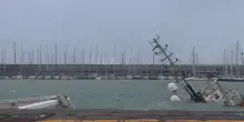 Le onde affondano un'imbarcazione nel porto, la furia del mare su Catania