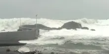 Onde spaventose a Giardini Naxos. Il ciclone Harry scarica la propria furia sulla costa ionica