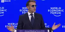 Il duro discorso di Macron a Davos: "Basta idee folli, non possiamo accettare legge del pi&ugrave; forte"