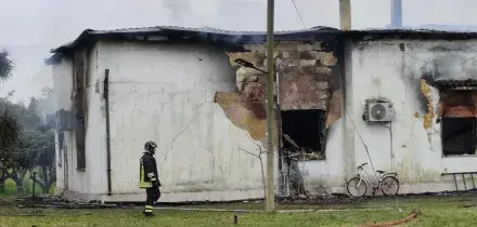 Brindisi, crolla il solaio dopo incendio in casa: si cerca un anziano sotto le macerie
