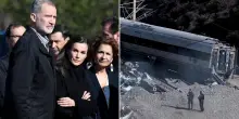 Spagna, re Felipe e Letizia sul luogo della tragedia ferroviaria: omaggio ai soccorritori