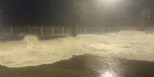 La furia del mare invade nella notte le strade di Furci Siculo