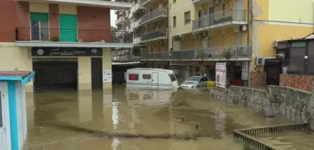 Catanzaro lido allagata: auto sommerse. Protezione civile al lavoro